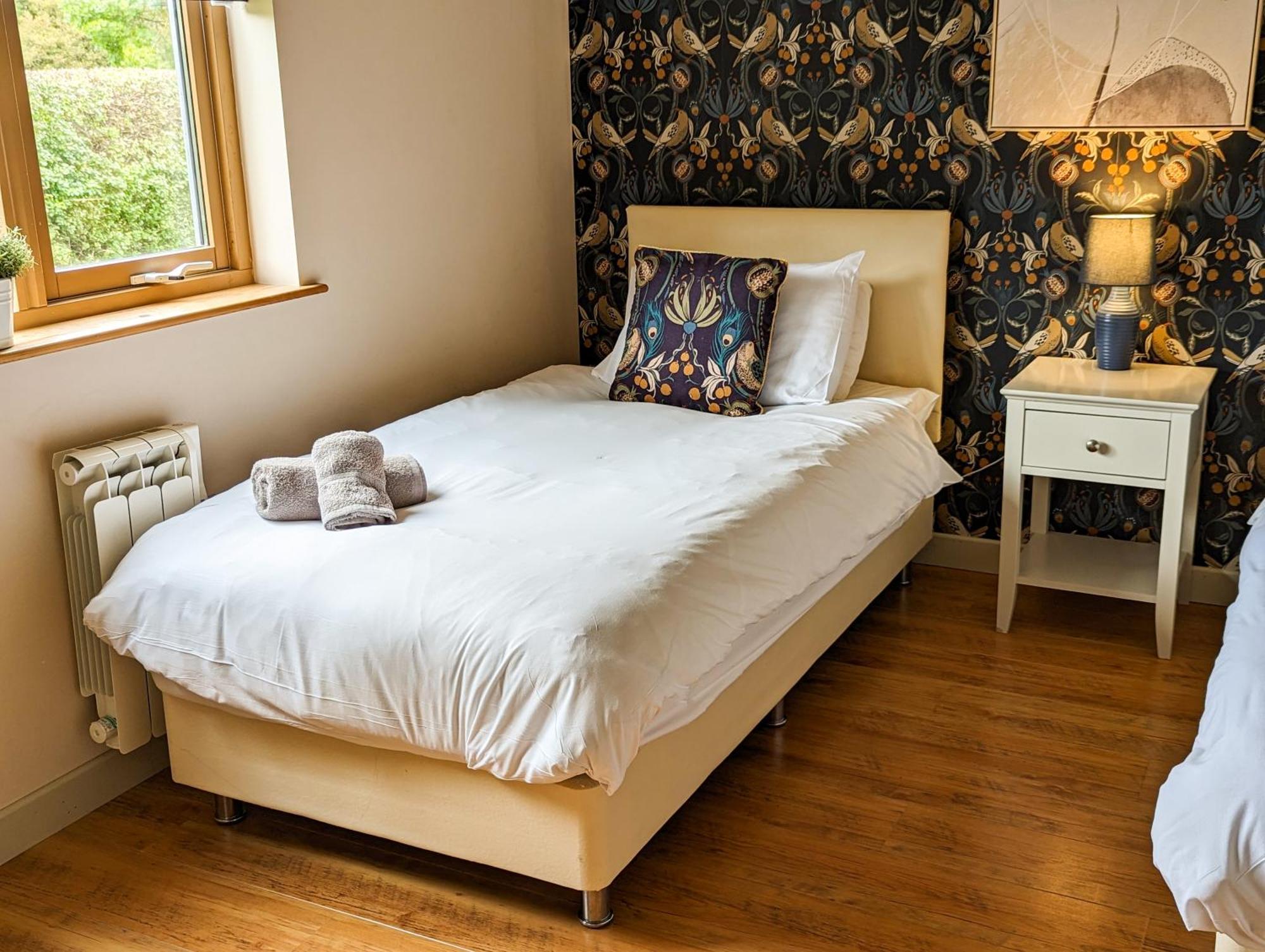 Elm Escapes Villa Knighton  Rum bild